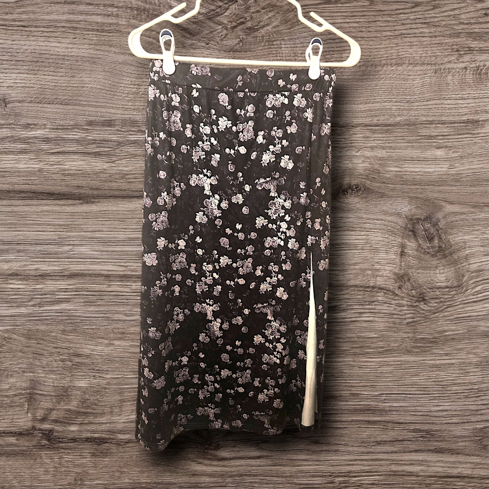L - Black and white floral midi skirt with slit.